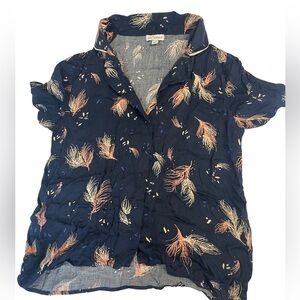 Gentle Fawn pajama set. Shirt and shorts in navy with a feathery pattern. Sz XS